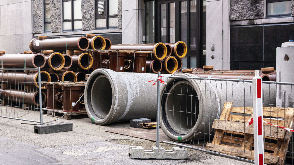 Welche Bedeutung haben Baugrund, Gründung und vorhandene unterirdische Leitungen für die Planung von Abriss- und Erdarbeiten?