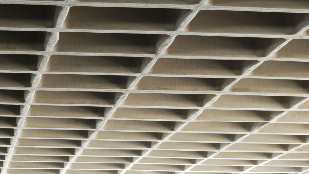Wie werden Stahlbetondecken, Unterzüge, Stützen und Fundamente beim Rückbau getrennt und zerlegt?