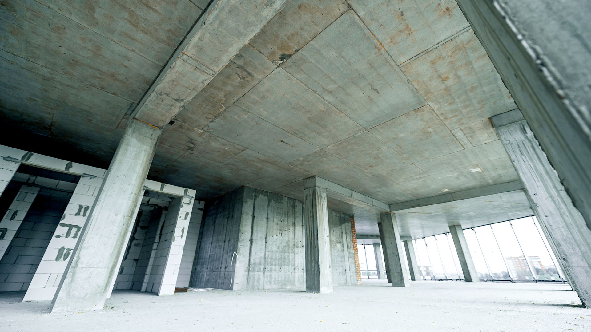 Wie werden tragende Bauteile beim selektiven Rückbau erkannt und in der Abbruchplanung berücksichtigt?